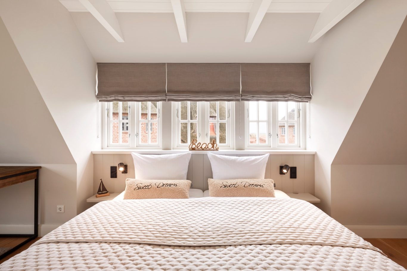 Kingsize Bett Schlafzimmer mit Doppelbett, Fenster und modernen Möbeln unter einem Dachschräge.