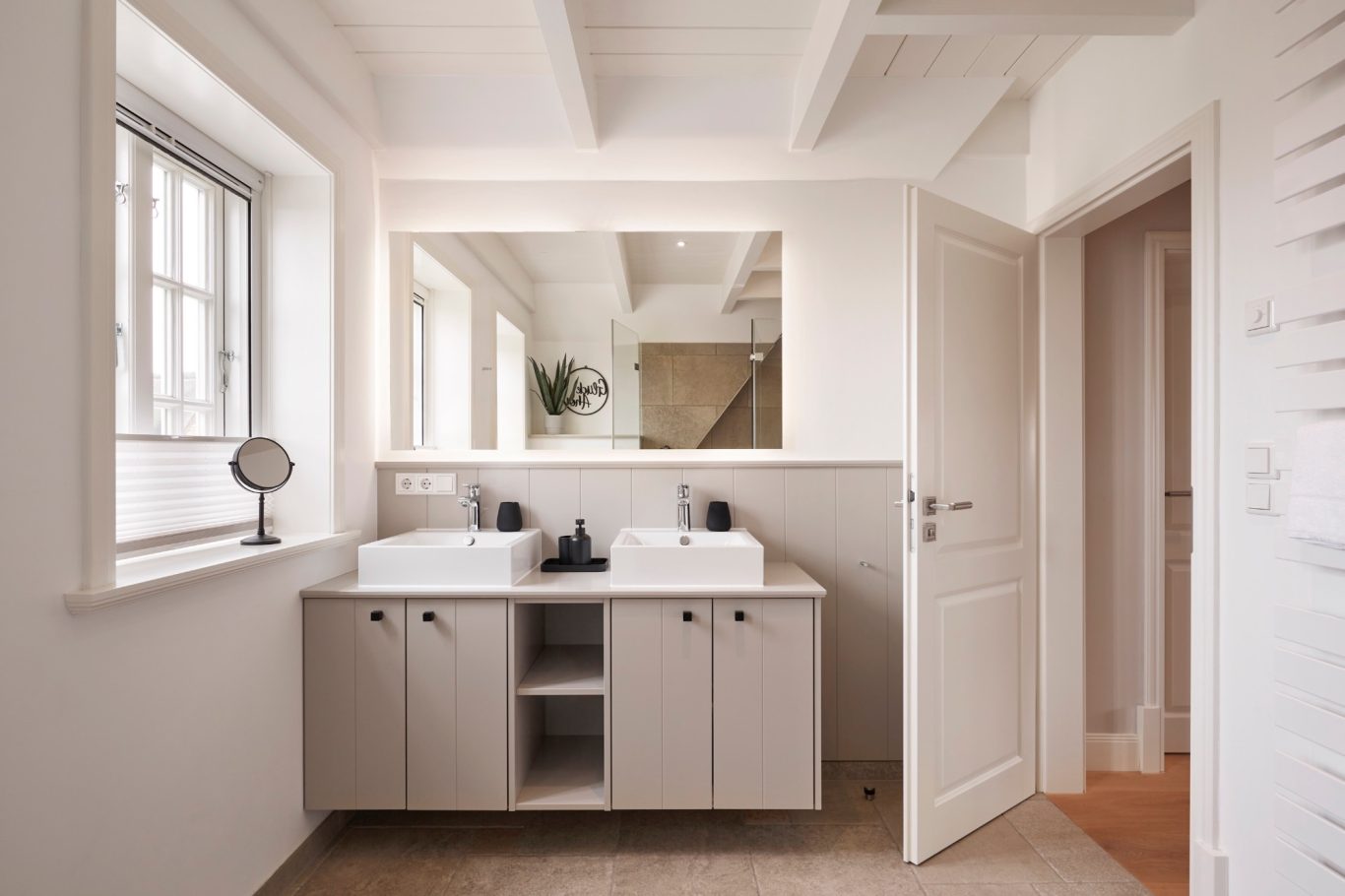 Badezimmer Modernes Badezimmer mit doppeltem Waschbecken und großem Spiegel. Helle, einladende Atmosphäre.