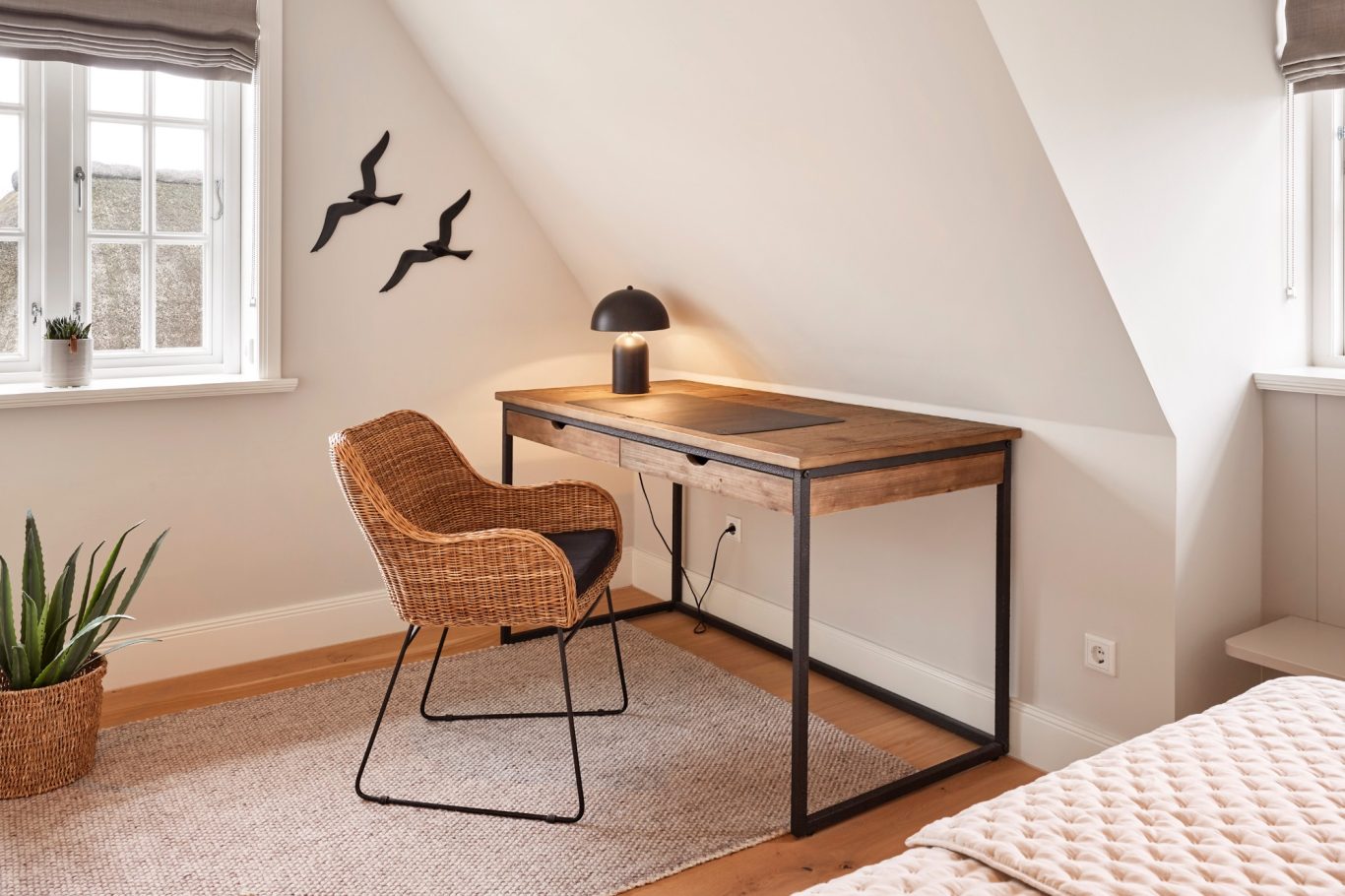 Home Office Moderne Büroecke mit Schreibtisch, Stuhl aus Rattan und Wanddekoration aus Vögeln.